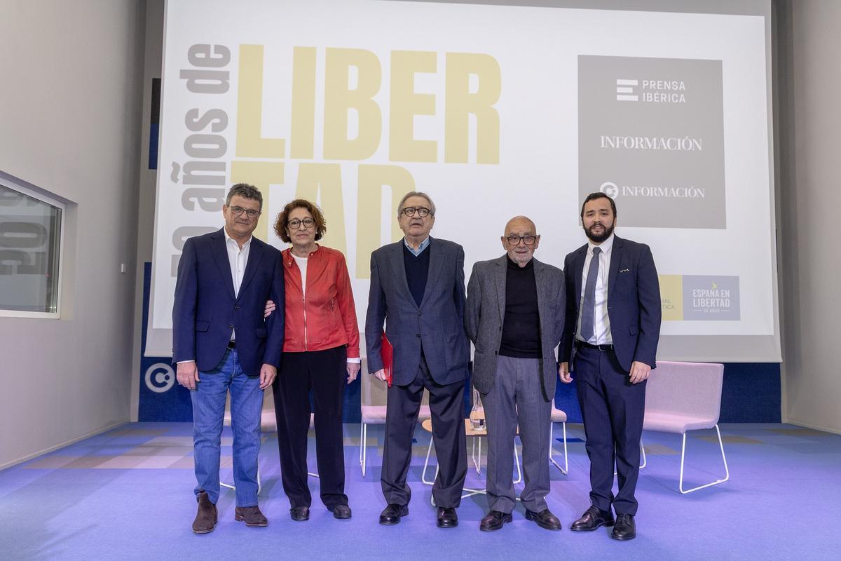 De izquierda a derecha, el director de INFORMACIÓN Toni Cabot, los catedráticos Juana Serna y José Carlos Rovira, el periodista José María Perea y el subdelegado del Gobierno Juan Antonio Nieves