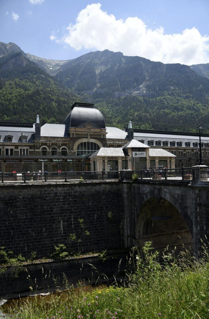 Reapertura de la línea ferroviaria internacional de Canfranc