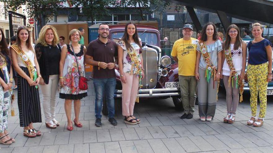 Las exhibiciones caninas y de vehículos clásicos toman la plaza Major de Vila-real