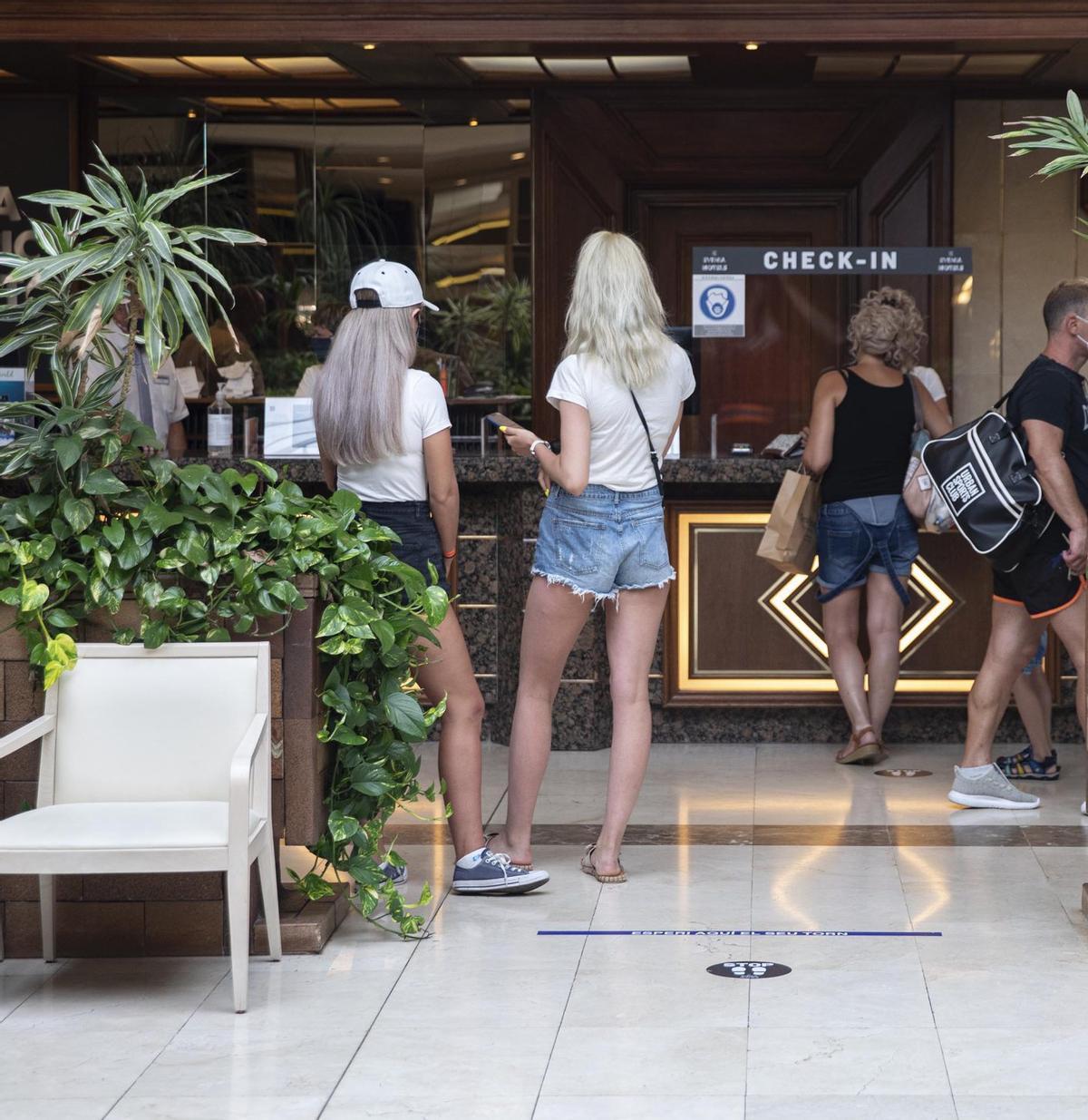 Imatge d’arxiu de turistes a la recepció d’un hotel de Lloret de Mar | DAVID APARICIO