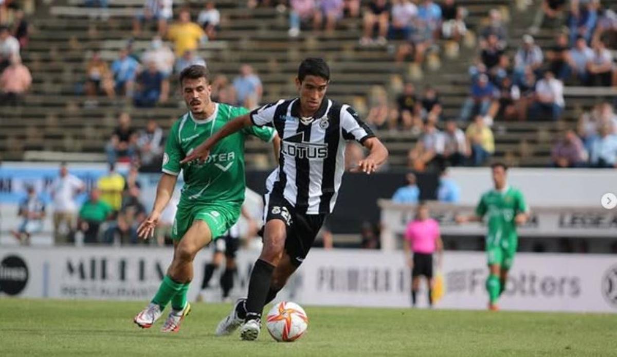 Amb la Balompédica Linense va fer tres grans temporades que li van valer el fitxatge pel Granada