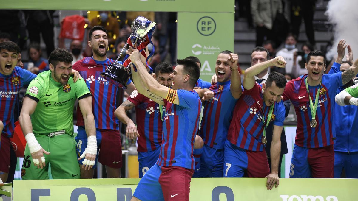 Sergio Lozano, en Jaén con la Copa de España