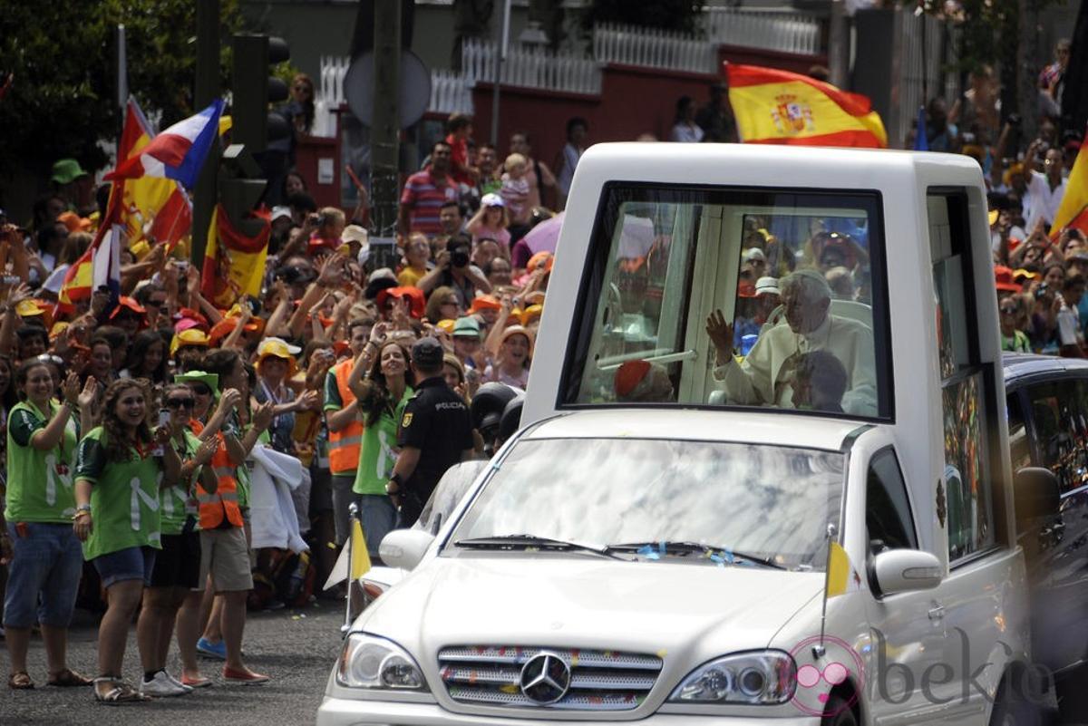 Benedicto XVI a bordo del 'papamóvil' por las calles de Madrid durante la JMJ de 2011.