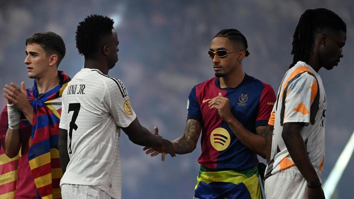 Vinicius y Raphinha se saludan tras la final de Copa