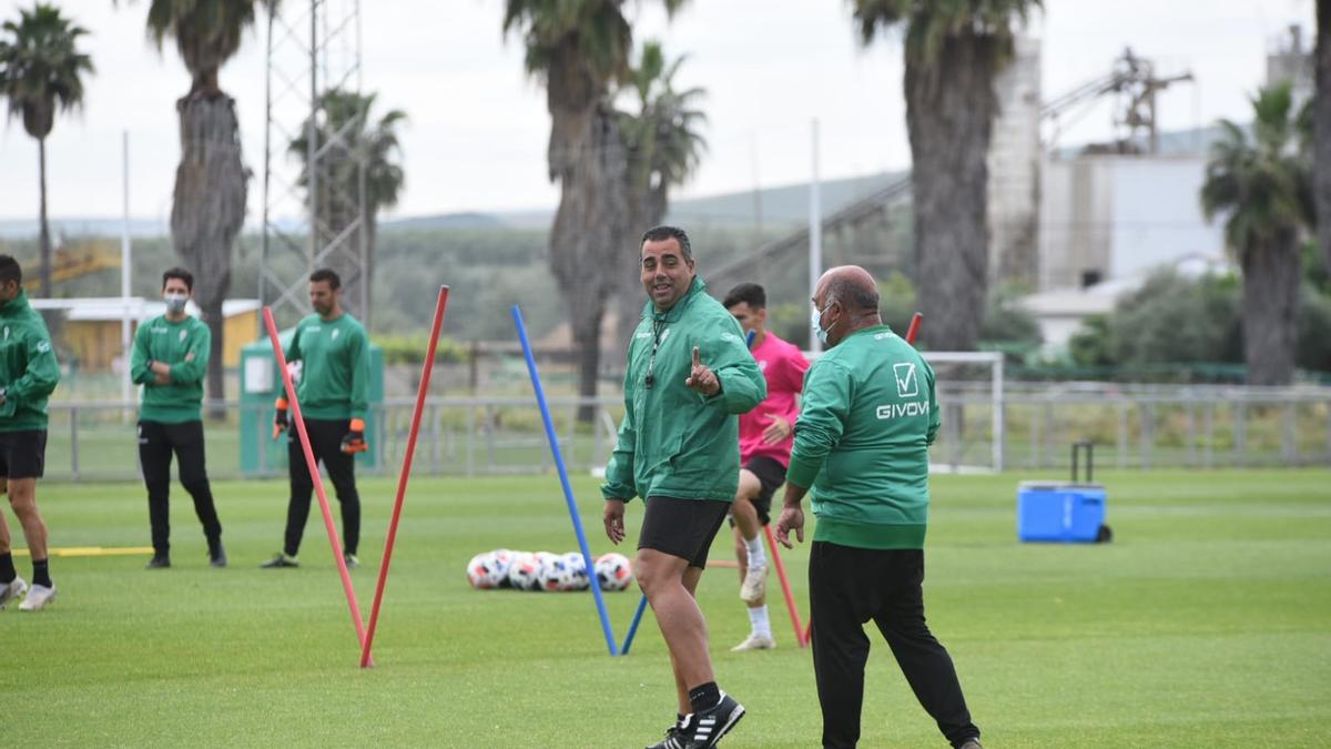 Germán Crespo bromea con Pepillo durante la sesión del Córdoba CF, este lunes, en la Ciudad Deportiva.