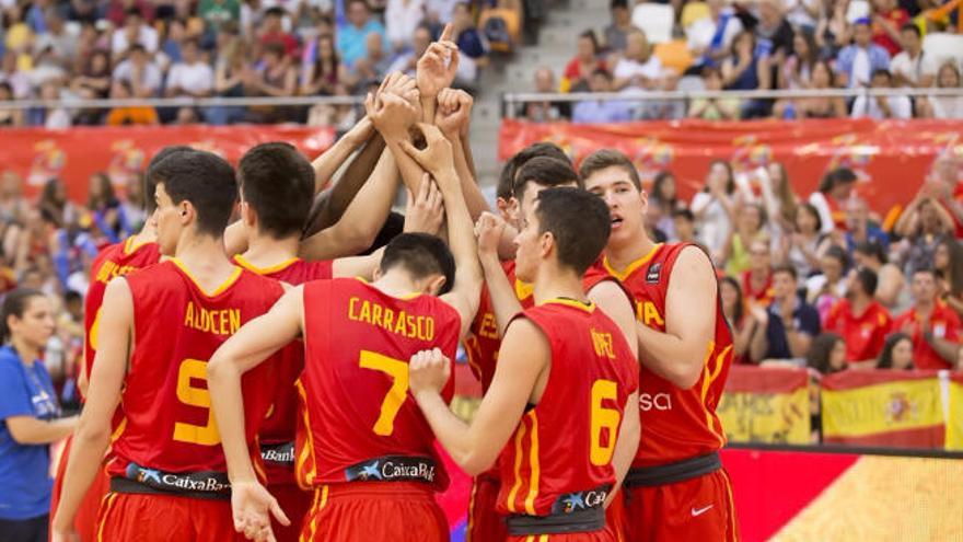 Los jugadores de la selección española se lamentan tras la derrota de ayer.