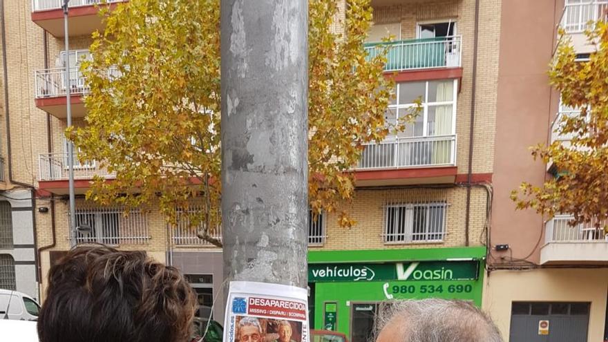 Familiares de José Antonio pegando un cartel.