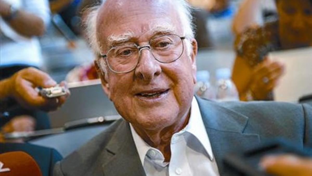 Peter Higgs atiende a la prensa, ayer, en las instalaciones del CERN cerca de Ginebra.