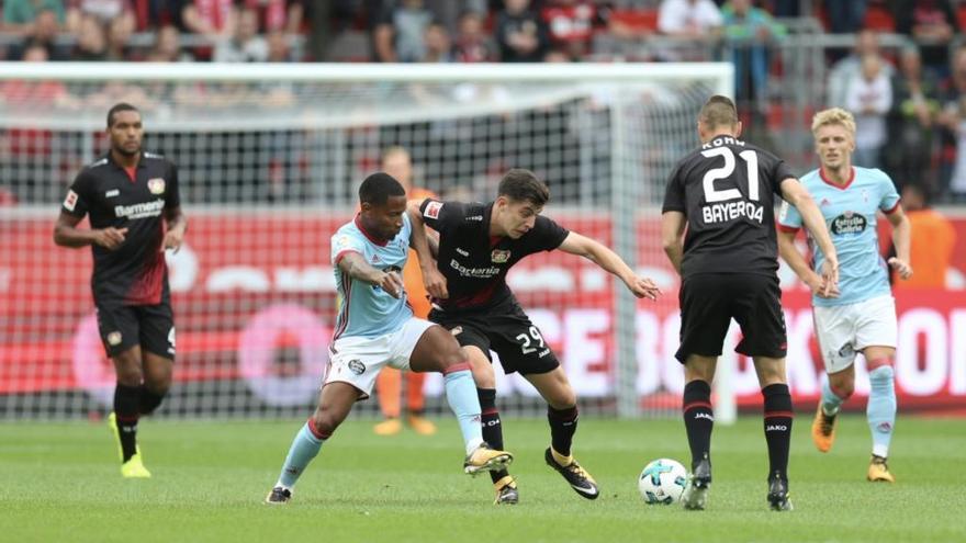 Beauvue pelea un balón con un rival del Leverkusen. // @bayer04_es