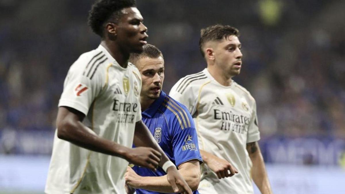 Dendoncker, entre Tchouameni y Valverde, en el partido de ida entre Oviedo y Real Madrid, en el Tartiere. | IRMA COLLÍN