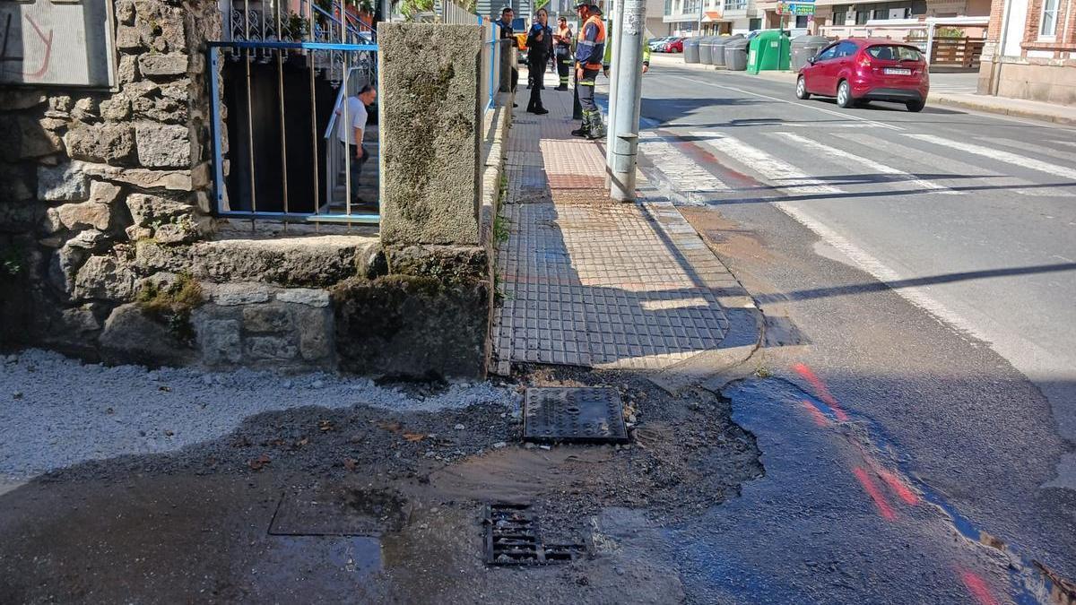 Una tubería de agua potable se rompe en la avenida de Rosalía de Castro en Vilagarcía