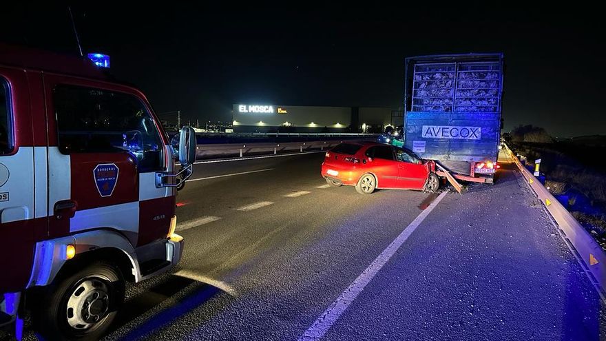 Una herida al estrellarse un coche contra un camión en Lorquí