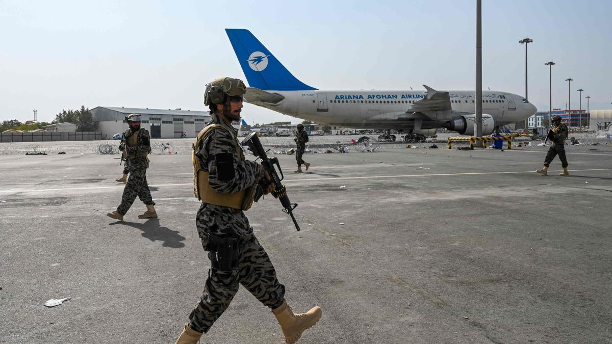 Talibanes toman control del aeropuerto de Kabul, tras la salida de EEUU.