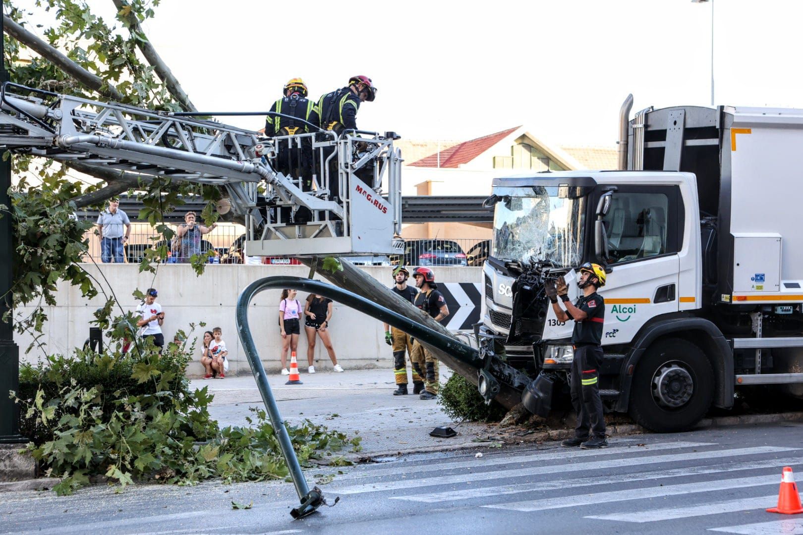 Un camión derriba un semáforo y un árbol en la calle València de Alcoy