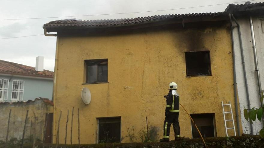 Un herido en un incendio en una casa en Agones (Pravia)