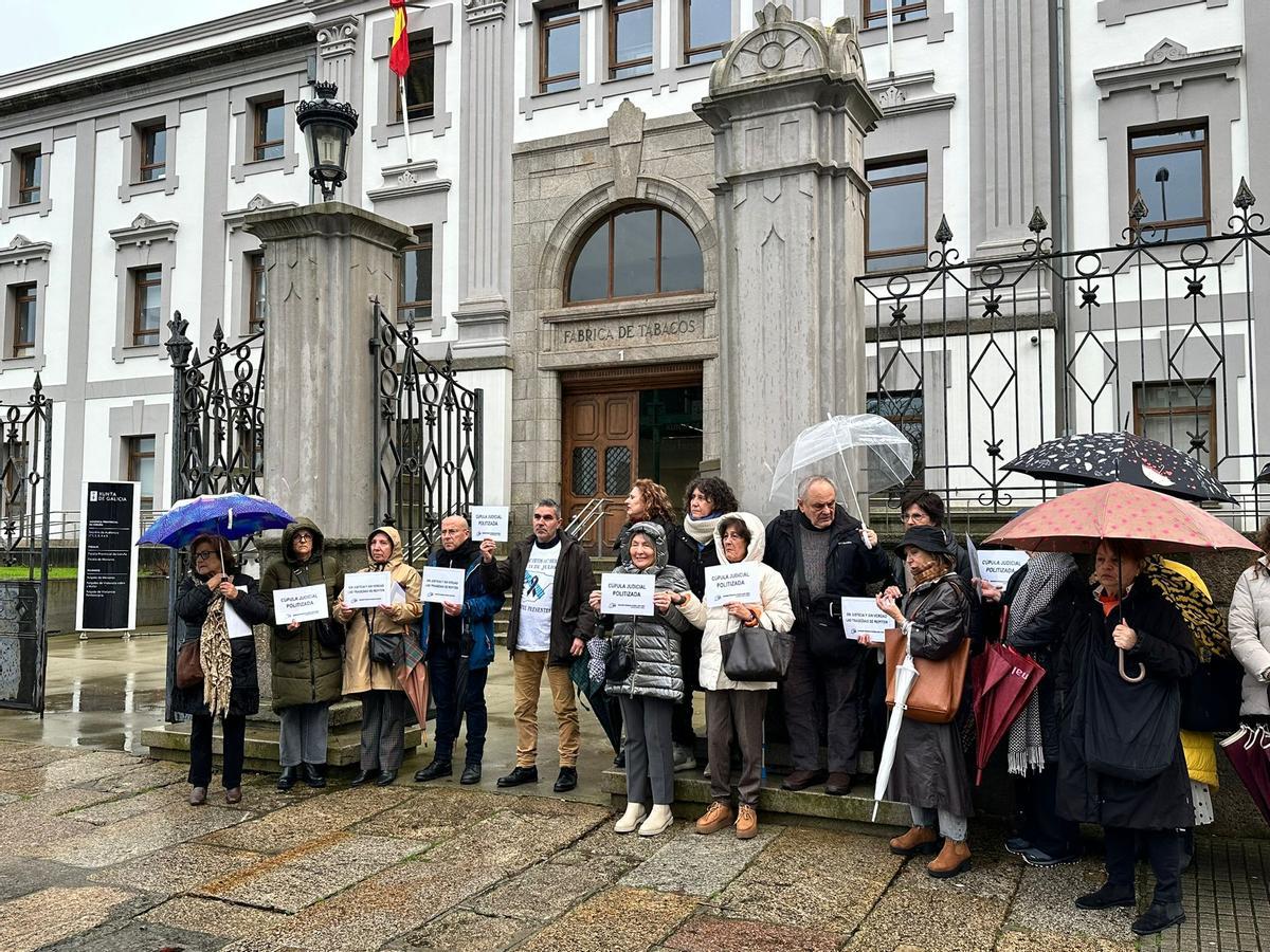 Protesta en A Coruña de víctimas del accidente del Alvia en Angrois tras la absolución del exresponsable de seguridad de Adif en el caso por el accidente ferroviario.