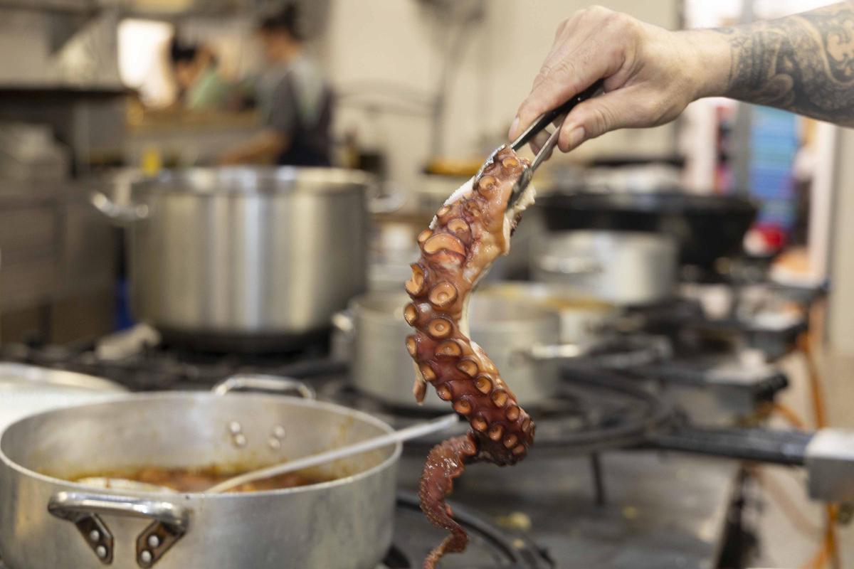 La Taverna Tres14 mantiene viva la cocina de barca de la Vila