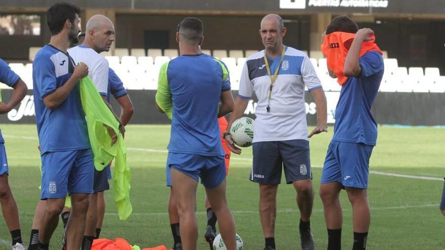 Alberto Monteagudo charla con sus jugdores en un entrenamiento en el estadio Cartagonova.