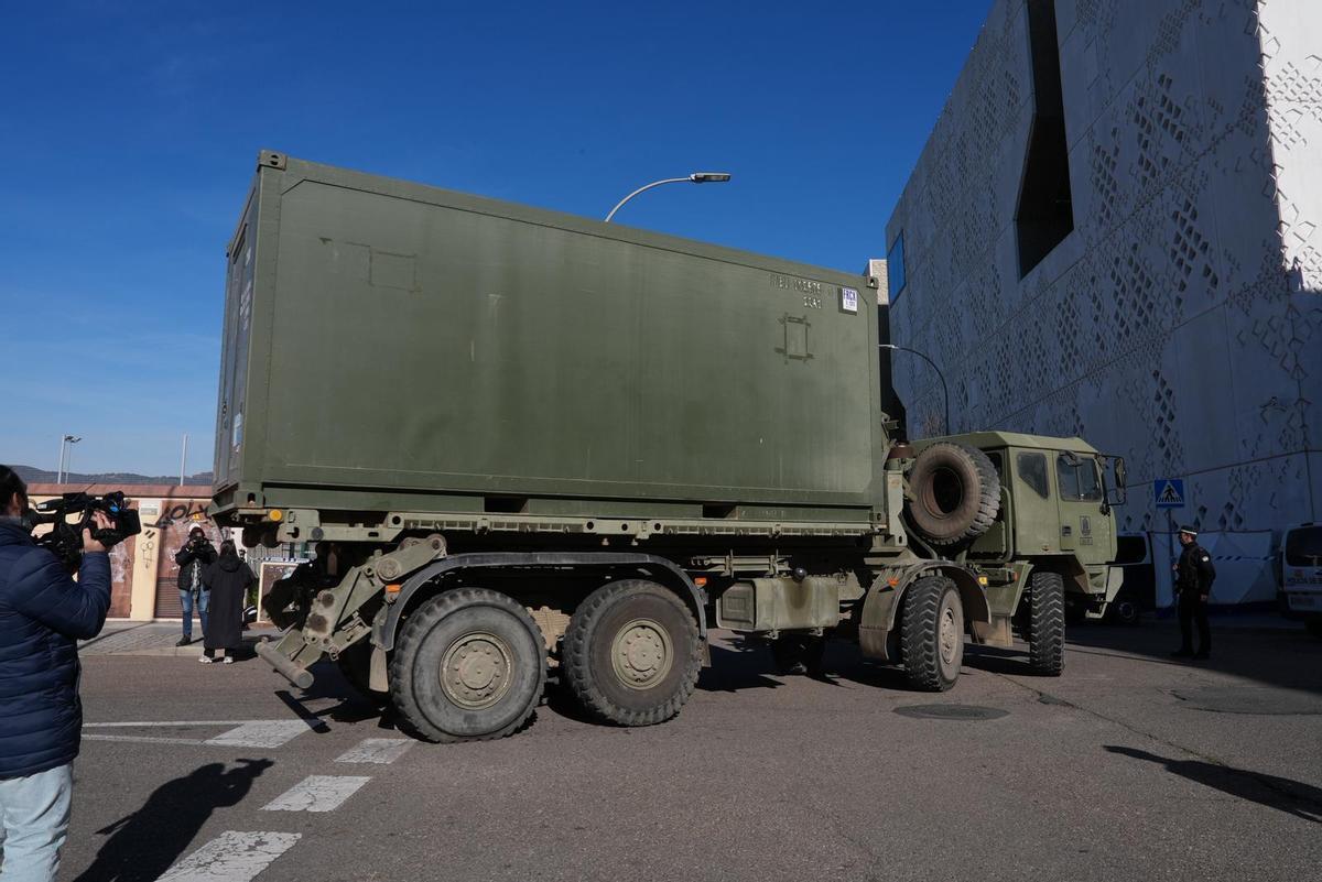 Un vehículo del Ejército llega a la Ciudad de la Justicia.