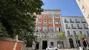 Edificio de la calle Madrazo, en el centro de Madrid, donde la administración tiene un piso en propiedad sin uso.