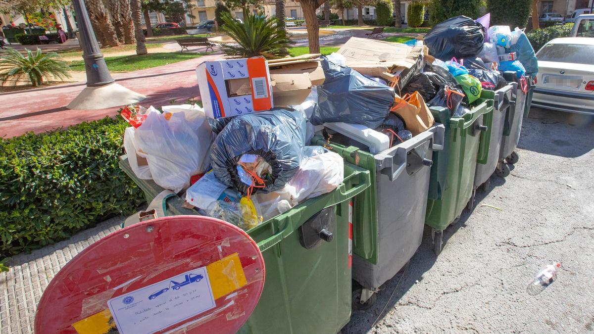 Contenedores repletos de basura en el casco urbano, en una imagen de archivo