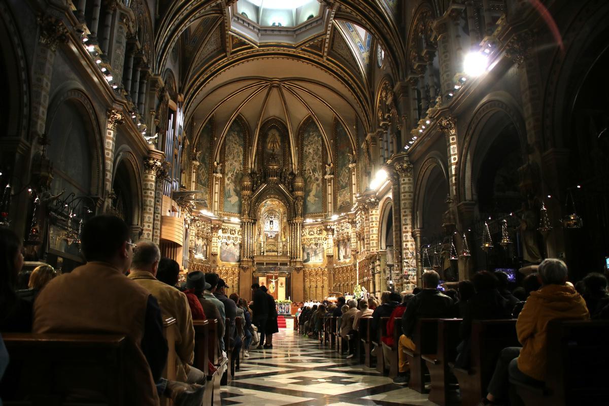 Interior del Monestir de Montserrat durant la celebració de la Missa del dia de Pasqua.