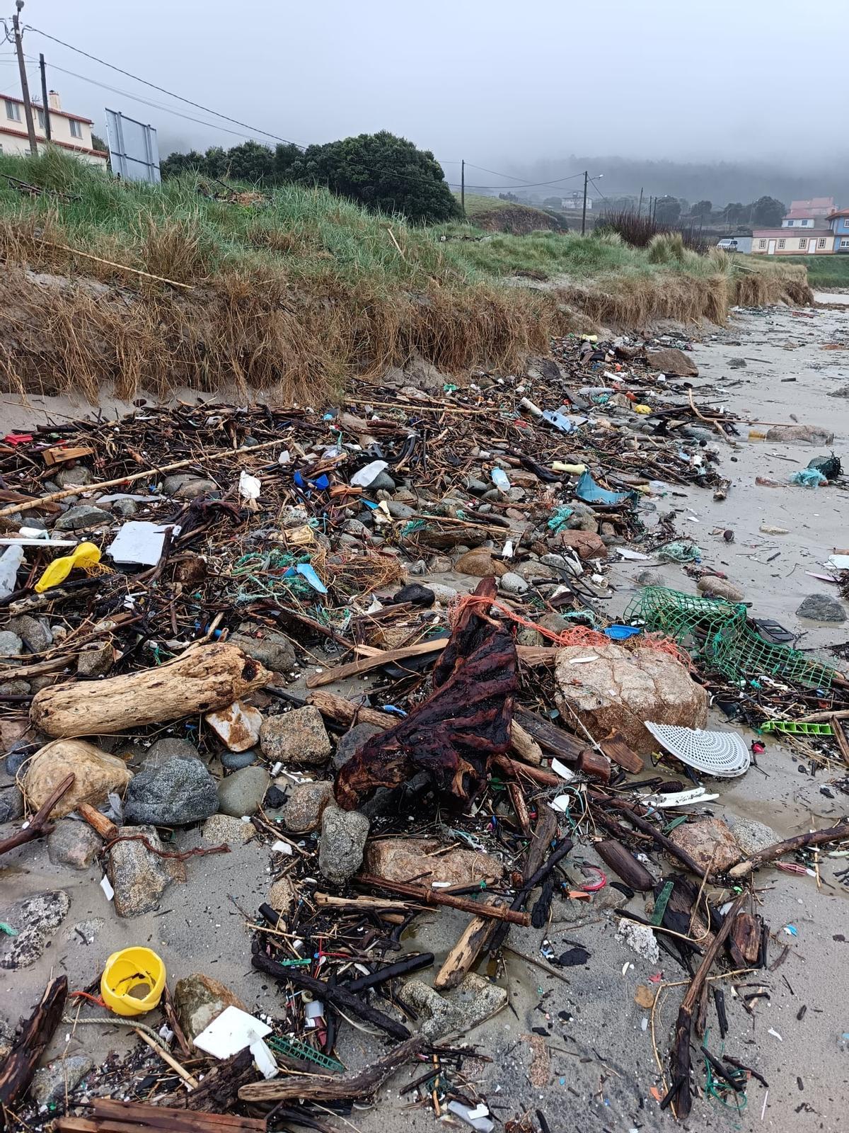 Lixo acumulado na praia de Nemiña, en Muxía.