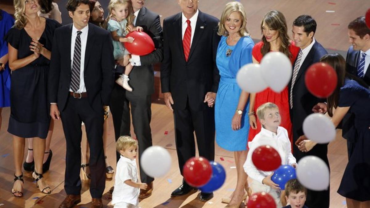 Romney rodeado de su familia, en el final de la convención republicana de Tampa.