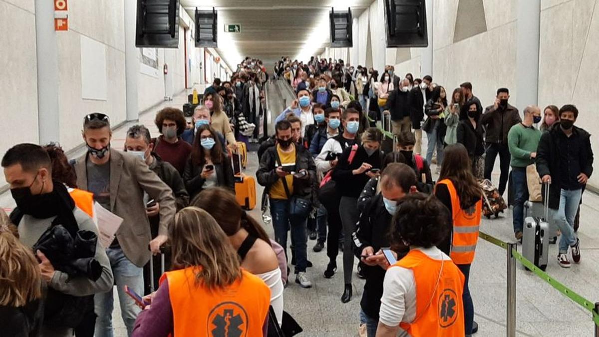 Grandes colapsos en los controles covid del aeropuerto de Palma por descoordinación y falta de personal