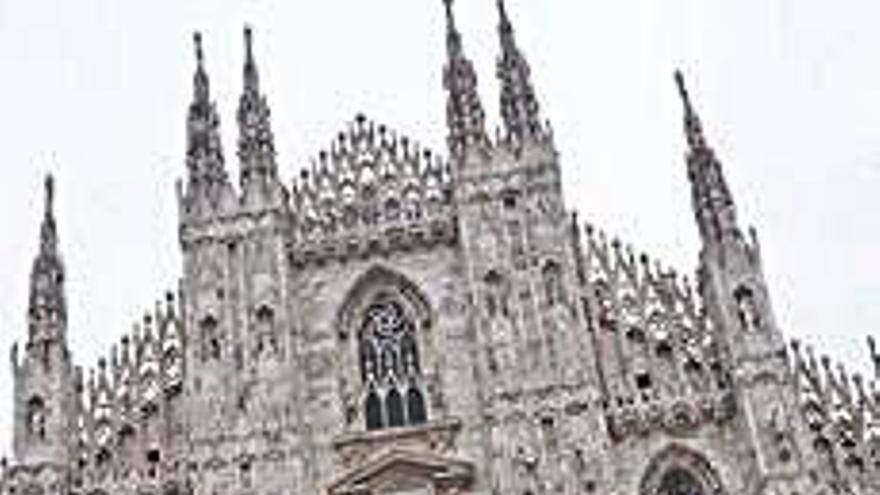 Dos turistes amb màscares, davant la catedral de Milà.