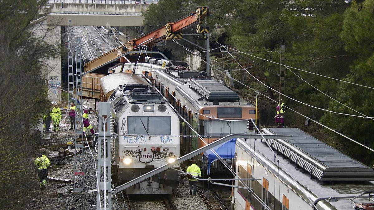 Renfe empieza a retirar el tren accidentado en Gelida