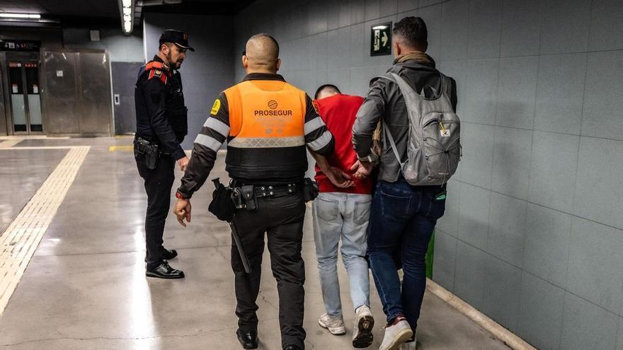 Un centenar de detinguts i 19 investigats en un macrodispositiu Kanpai a Barcelona i àrea metropolitana