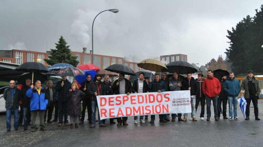 Protesta de los trabajadores en 2015 frente a las instalaciones de la empresa.