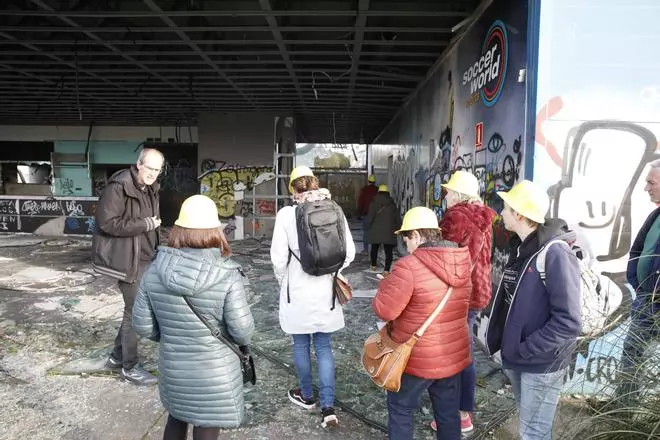 La visita de los vecinos de Nuevo Gijón al Soccer World, en imágenes