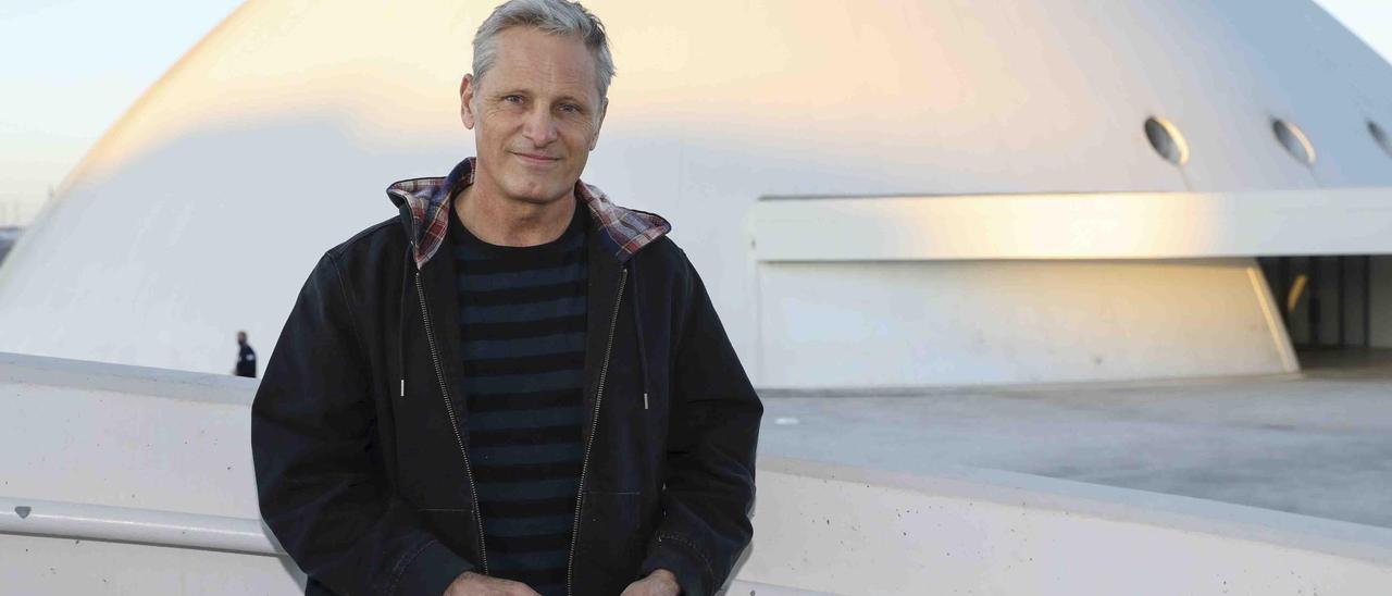 El piropo de Viggo Mortensen a su llegada al Centro Niemeyer: “Avilés es muy bonito”