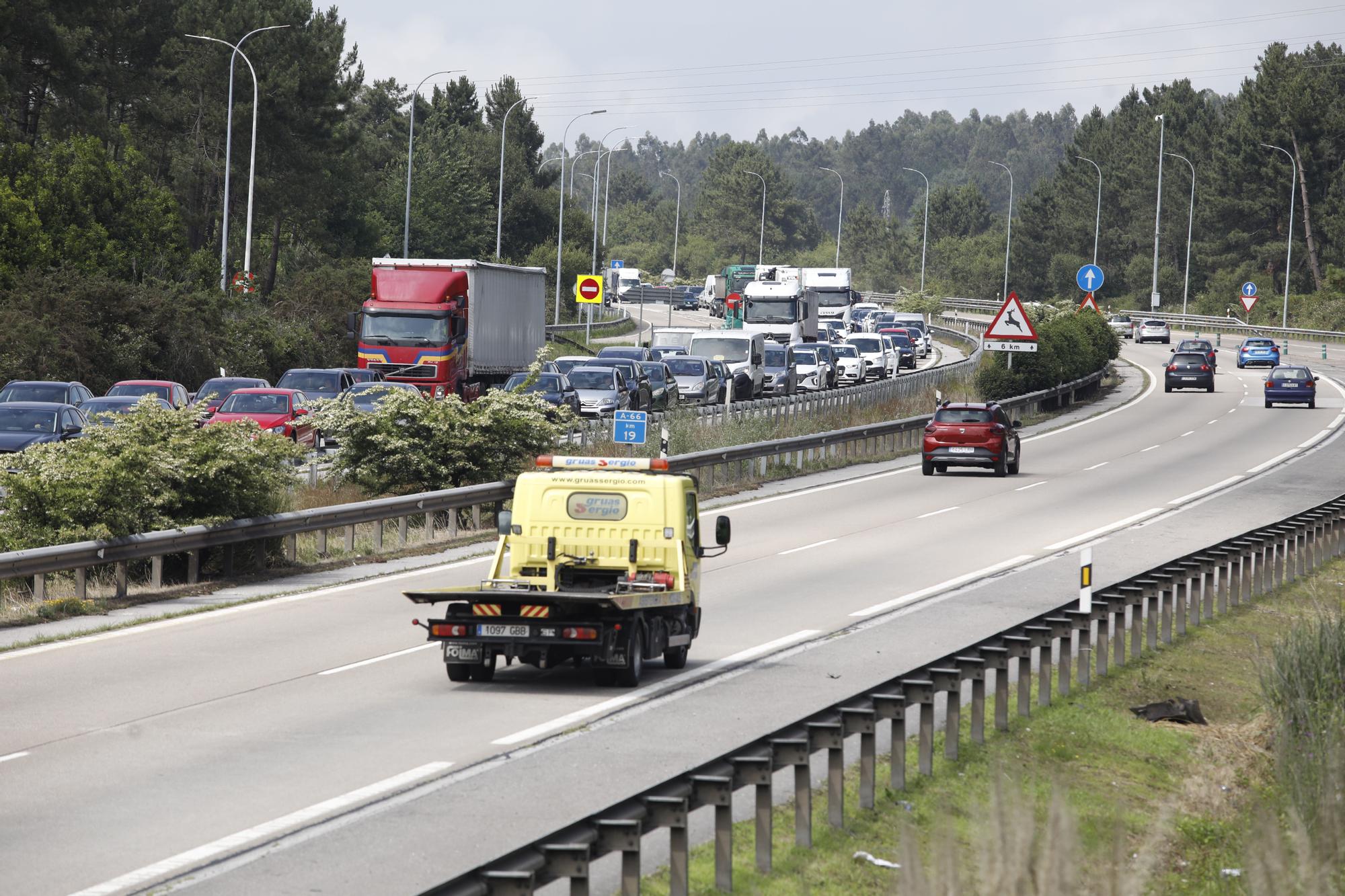 La autopista "Y", de nuevo convertida en una ratonera con un monumental atasco