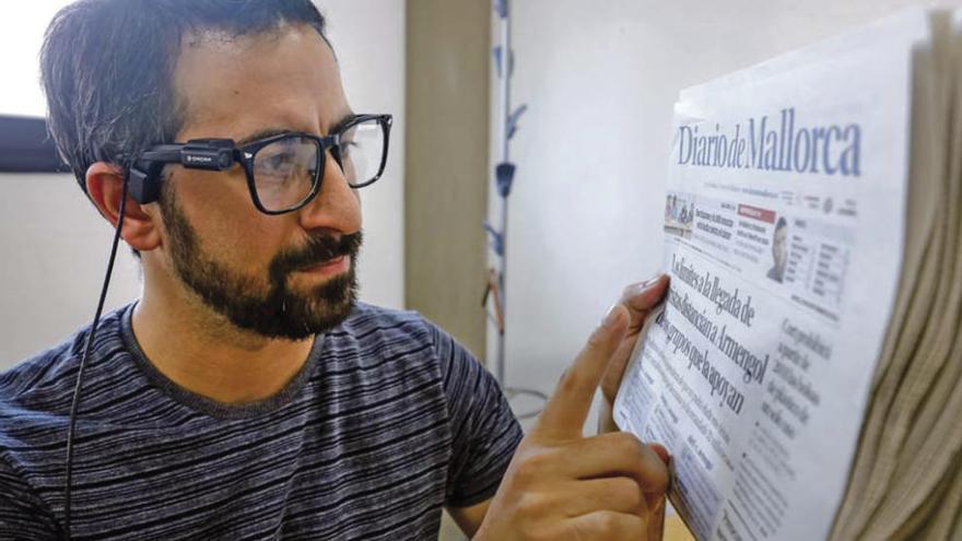 El ingeniero Nir Sancho Levy, con las gafas lectoras que diseñó.