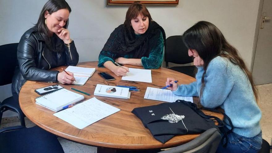 Ángela Troitiño y una técnica, con la representante de Arraianas.