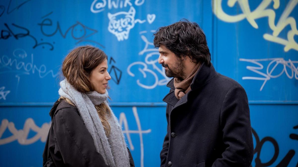 Iria del Río y Francesco Carril, protagonistas de las serie 'Los años nuevos'.