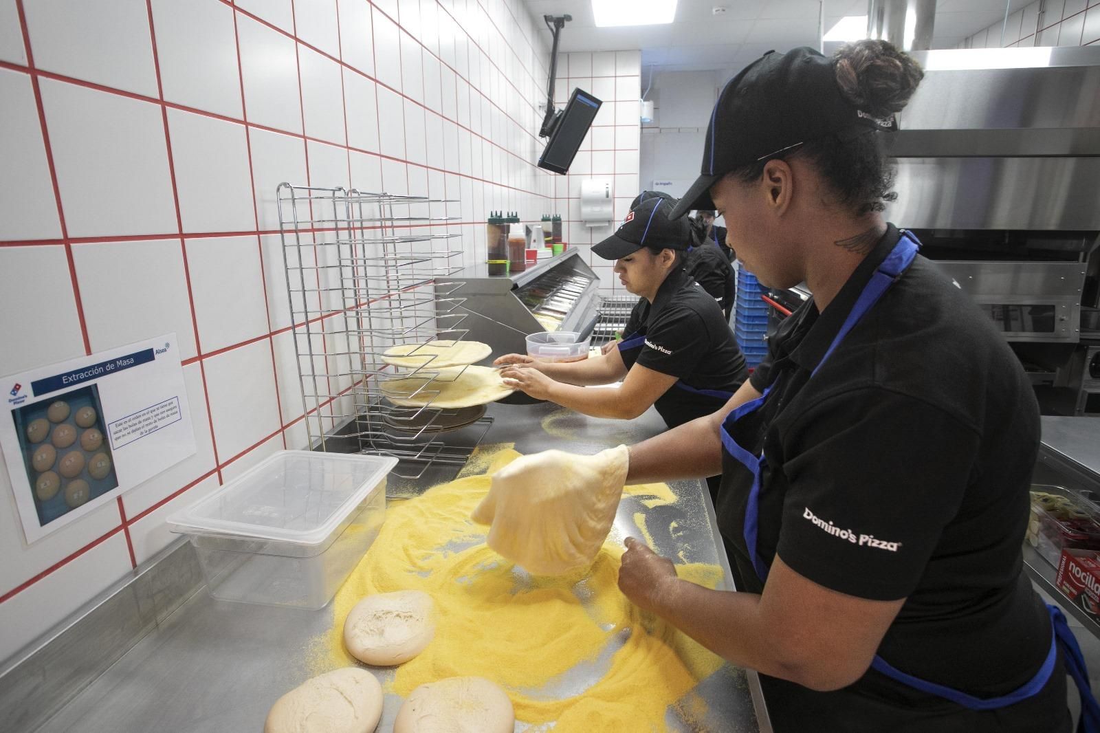 Inauguración de la nueva tiena de Domino's Pizza en València