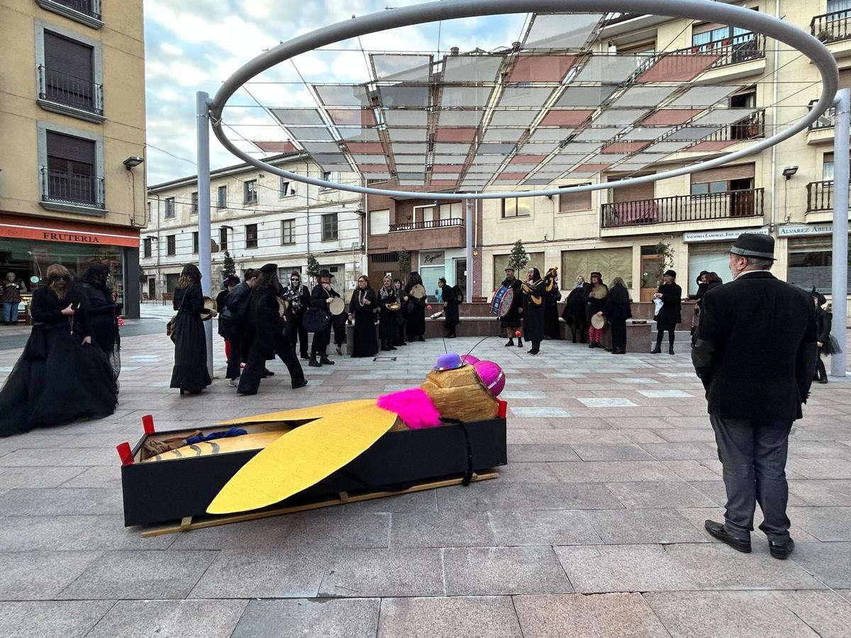 EN IMÁGENES: Grado despide su carnaval y llora el enterro del moscón