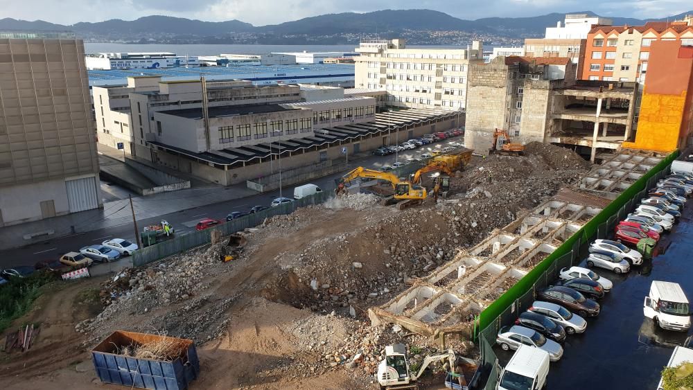 Las máquinas trabajan en el solar de Cordelerías Mar