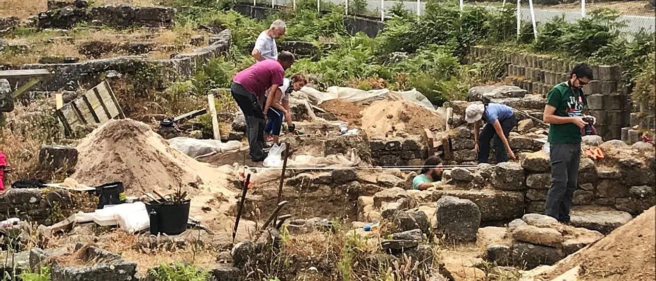 Trabajos arqueológicos en el yacimiento. En la imagen se aprecia la carretera que pasa sobre él. |  // FDV