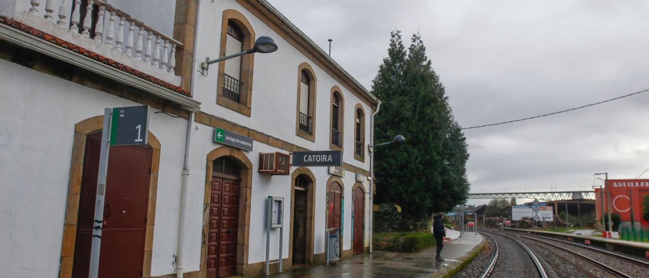 Un pasajero espera el tren en la estación de Catoira, ayer.   | // IÑAKI ABELLA