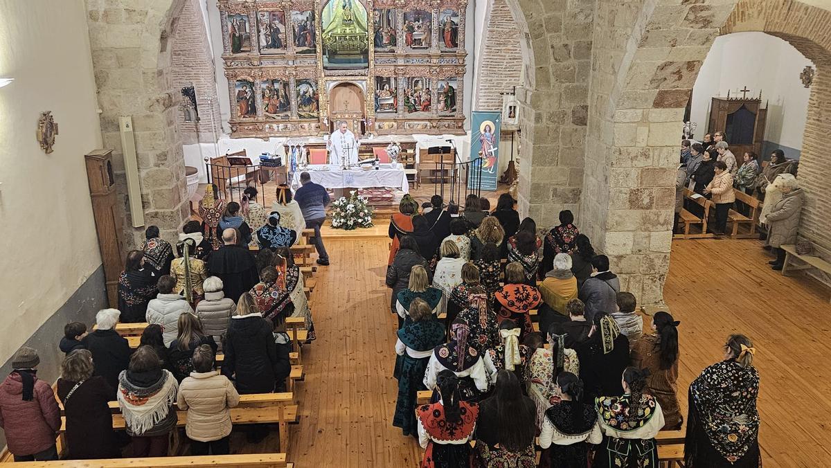 GALERÍA | Las águedas de Pajares salen procesión y bailan La Peregrina
