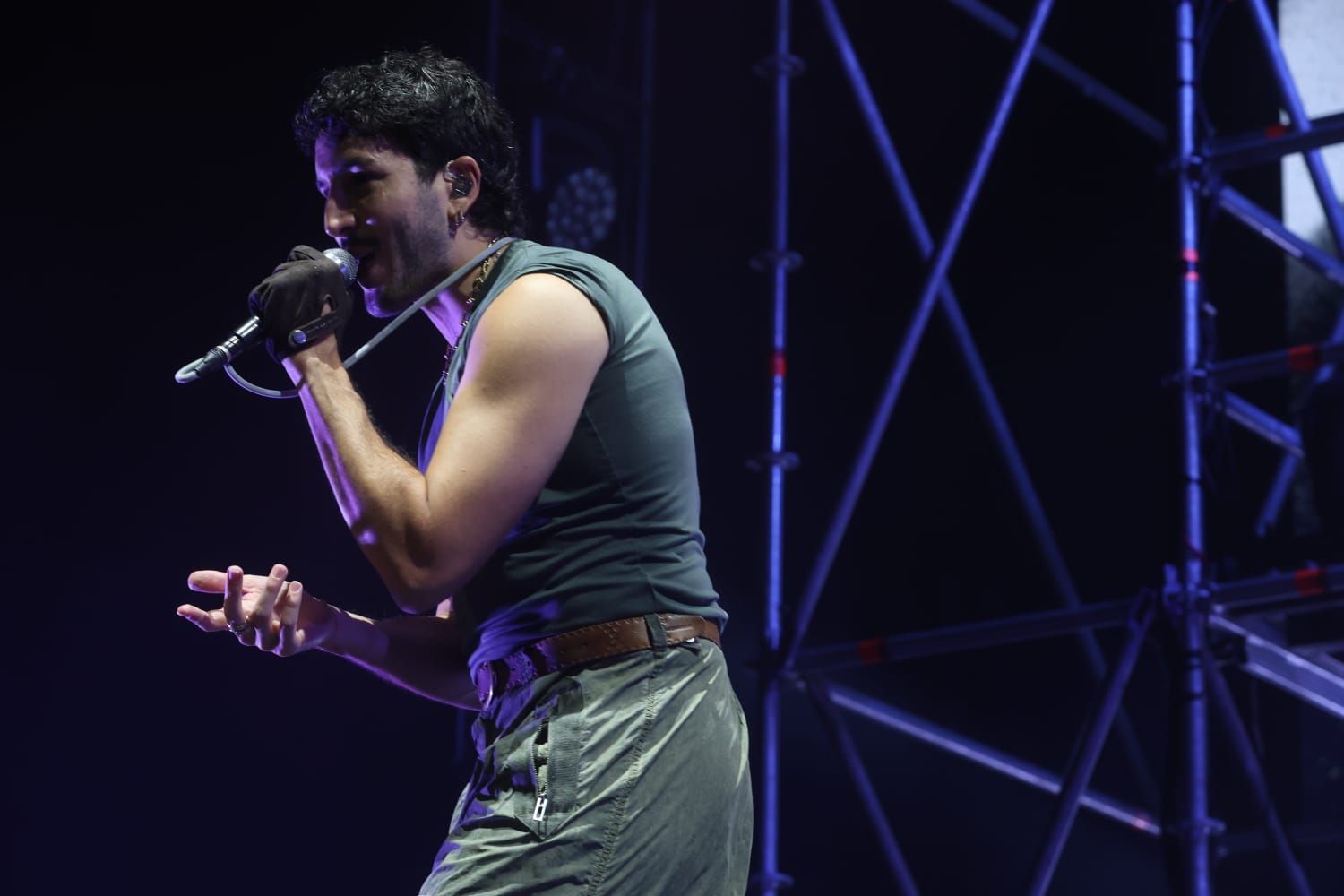 Sebastián Yatra se funde con el público y sus 'Tacones Rojos' pone en pie al Roig Arena