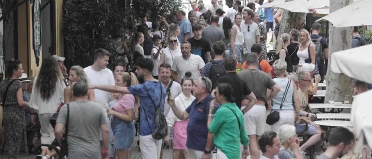 Las calles de Palma reflejan que en la isla no cabe un alfiler esta temporada alta, tras dos veranos irregulares por la pandemia. | MANU MIELNIEZUK