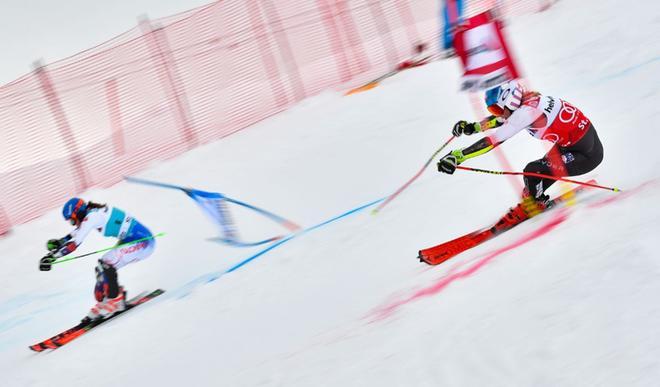 Petra Vlhova (L) de Eslovaquia y Mikaela Shiffrin de EE. UU. compiten en la final de la carrera de slalom paralela femenina durante la Copa del Mundo de esquí alpino FIS, en Saint Moritz.