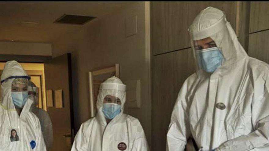 la pandèmia del coronavirus a les comarques gironines, en imatges. 1 Un equip de metges durant la seva visita diària a uns avis aïllats en una residència geriàtrica. F  | TINO SORIANO
