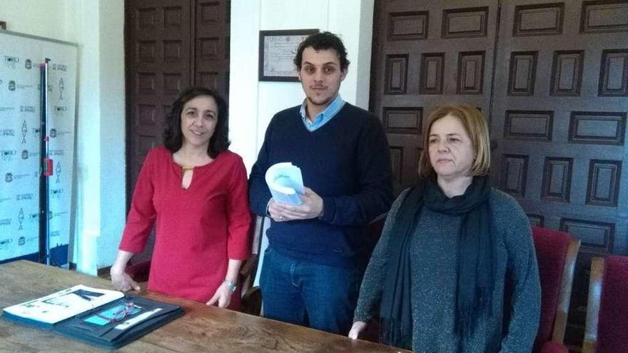 Ángeles Medina (izquierda), Tomás del Bien y Pilar Ruiz, presentan el presupuesto del Ayuntamiento.